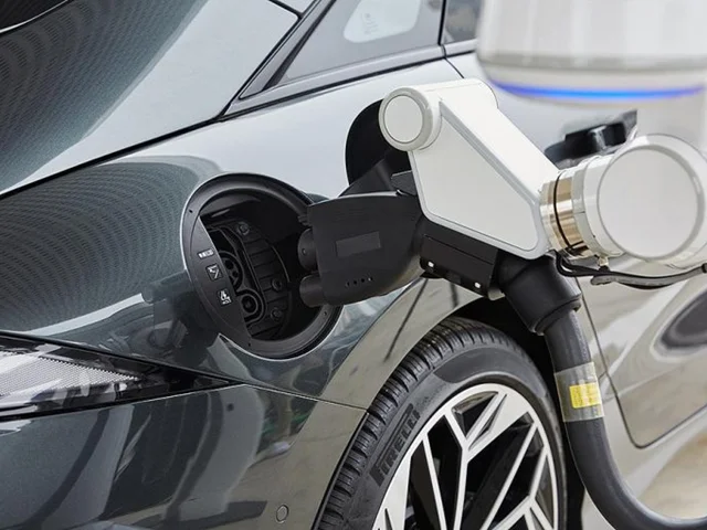 چگونه می‌توان از ربات‌ها برای شارژ خودروهای برقی استفاده کرد؟