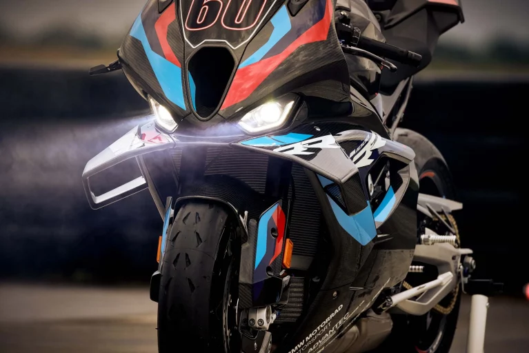 موتورسیکلت بی ام و M1000RR مدل ۲۰۲۳ با ۲۰۵ اسب بخار قدرت و قیمت ۳۳ هزار دلار!